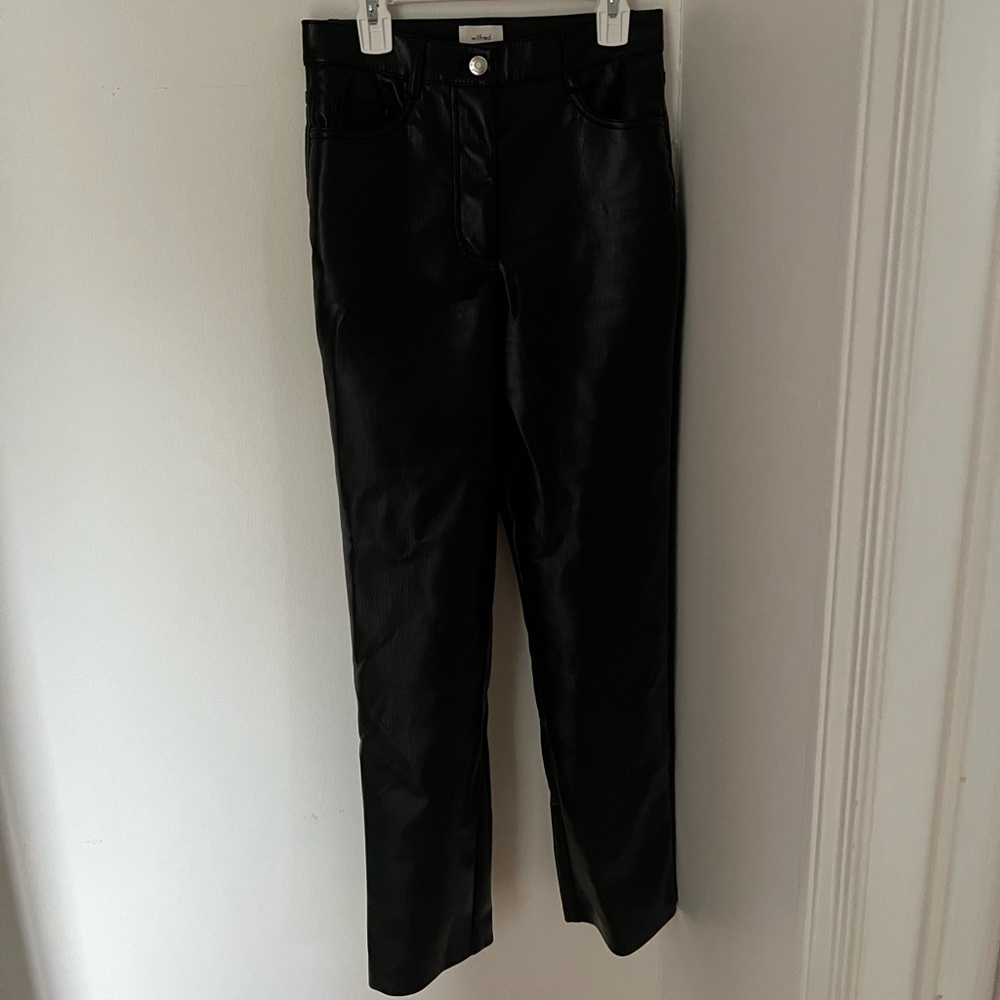 Super adorable black Aritzia Melina Pant. Size 0 and short length.